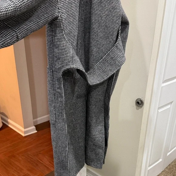 Elegant Black and White Houndstooth Hooded Coat - Picture 4 of 9